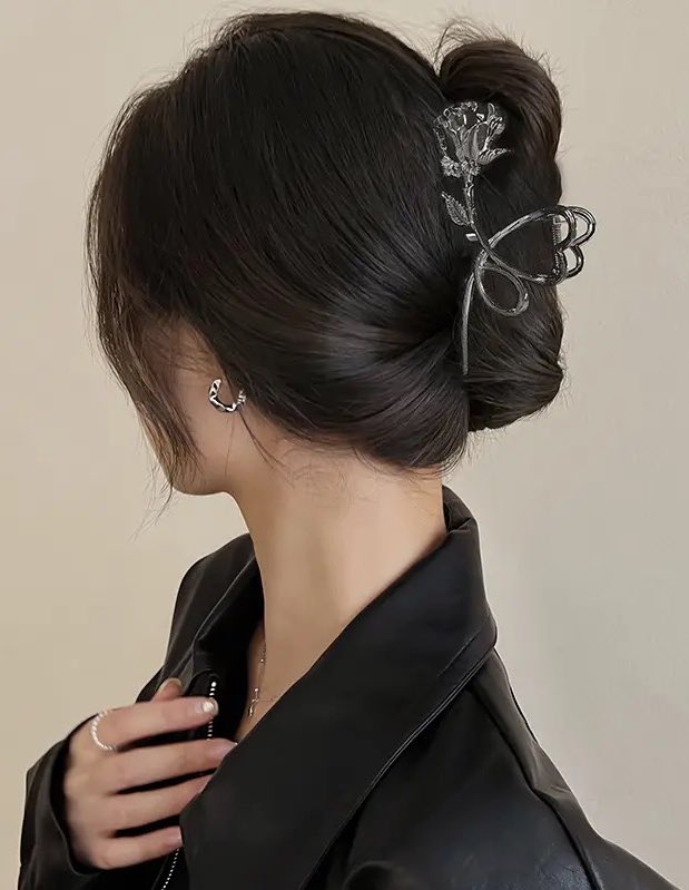 300moods's tweet photo. Rose hair clip 🥀 https://t.co/DXWHJccDyO
