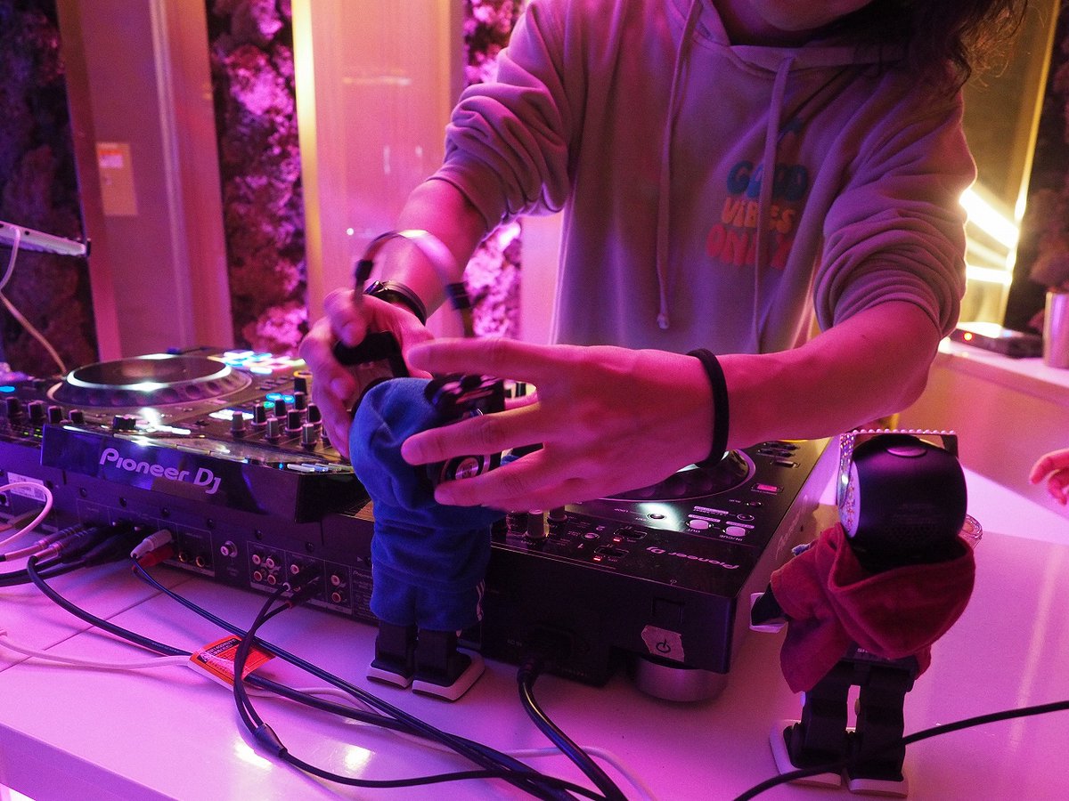 nono_nono_'s tweet photo. ()◉ᗜ◉)やさしいDJのお兄さん✨いぇーい!のってるかーい🎶
#ロボホン
#クラブザペッパー #ペッパーパーラー
#CLUBTHEPEPPER #pepperparlor https://t.co/B92ac5hmul
