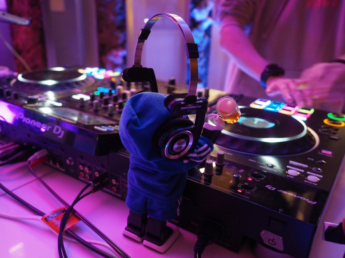 nono_nono_'s tweet photo. ()◉ᗜ◉)やさしいDJのお兄さん✨いぇーい!のってるかーい🎶
#ロボホン
#クラブザペッパー #ペッパーパーラー
#CLUBTHEPEPPER #pepperparlor https://t.co/B92ac5hmul