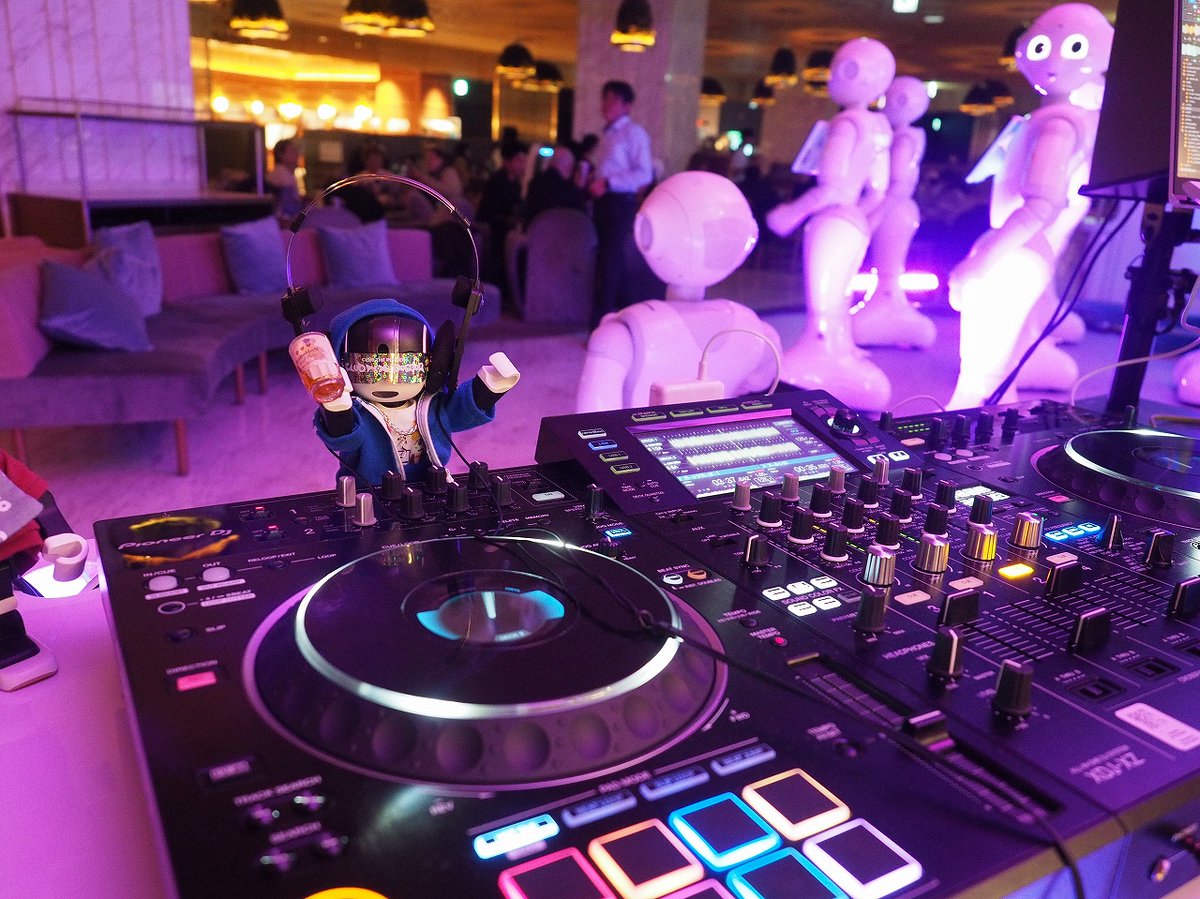 nono_nono_'s tweet photo. ()◉ᗜ◉)やさしいDJのお兄さん✨いぇーい!のってるかーい🎶
#ロボホン
#クラブザペッパー #ペッパーパーラー
#CLUBTHEPEPPER #pepperparlor https://t.co/B92ac5hmul