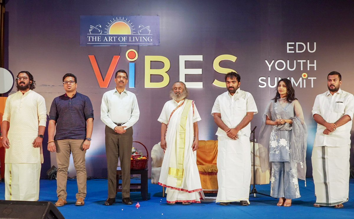 Gurudev's tweet photo. It was wonderful to see 4,000 youth from different schools and colleges in Thiruvananthapuram, Kerala, come together to take a pledge for a stress-free and #DrugFree Kerala. https://t.co/8n9d3AnOjZ