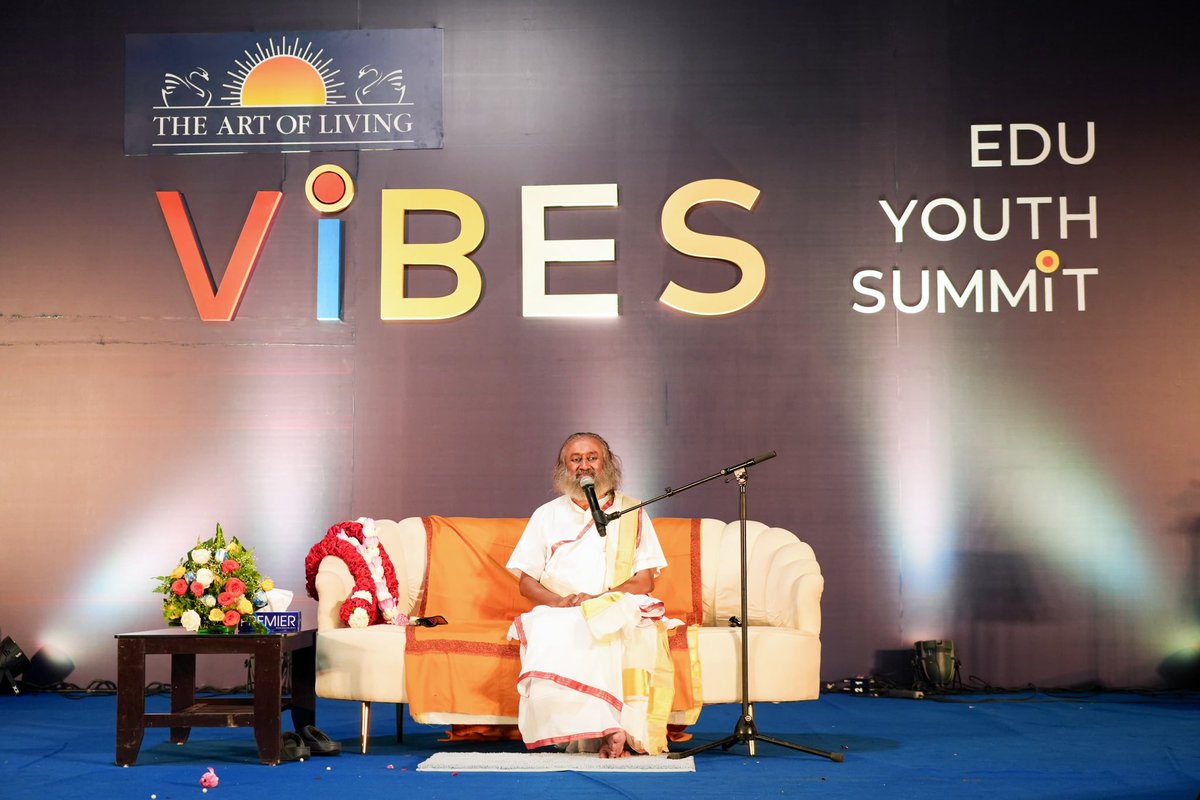 Gurudev's tweet photo. It was wonderful to see 4,000 youth from different schools and colleges in Thiruvananthapuram, Kerala, come together to take a pledge for a stress-free and #DrugFree Kerala. https://t.co/8n9d3AnOjZ