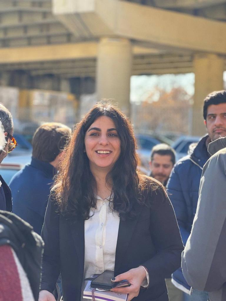 این تصویری‌ست که جمهوری اسلامی نمی‌خواهد از زن ایرانی به دنیا مخابره شود.
 سپیده و همراهانش
امروز مقابل زندان اوین #سپیده_رشنو