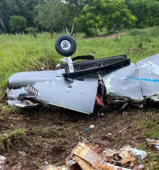 ivancp25's tweet photo. #AccidenteAéreo mortal de #PiperMalibu Mirage JetProp DLX #PA46 350P (PS-MTG), de "IT'S Soluções Ltda". El fuselaje del avión se partió en medio del vuelo y los restos de la aeronave impactaron contra el terreno cerca de #BairroMonjolinho, #Itapeva, #MinasGerais, #Brasil 🇧🇷 ➡️ https://t.co/dnmEGFQtYN