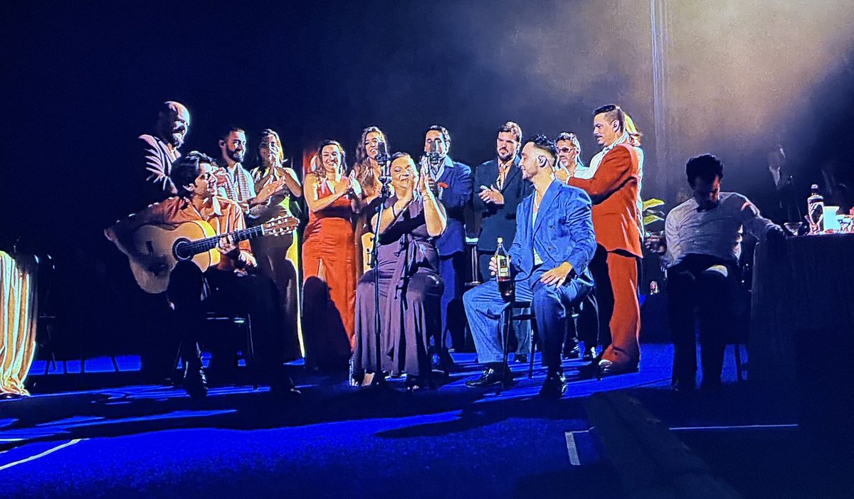 Subirse al escenario con La Tana, Estopa, o Antonio Carmona.
Y hacer su propia gira con artistas como El Niño de Elche, La Húngara, o Marina Carmona.
Su ambición desmedida ha sido un auténtico espectáculo.
Aquí una escena de #estaambiciondesmedida, el docu de <a href="/c_tangana/">El madrileño</a> 🌹