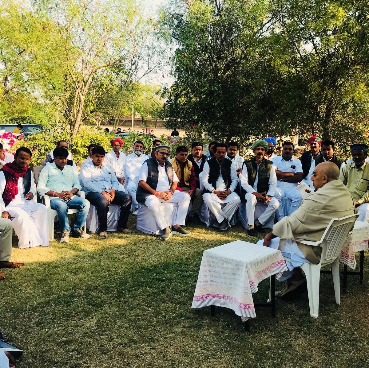 bsbamarla's tweet photo. आदरणीय मानवेंद्र सिंह जी जसोल से उनके जोधपुर आवास पर आत्मीय मुलाकात कर कुसलक्षेम पूछी तथा जल्द स्वस्थ होने की कामना की एवम उनकी धर्मपत्नी स्व. चित्रा सिंह जी को श्रद्धांजलि अर्पित की 💐🙏🙏
.
.
.
.
.
@ManvendraJasol 
#jasol #jodhpur #barmer #balotra #jaisalmer #Rajasthan https://t.co/wK94N3ejPS