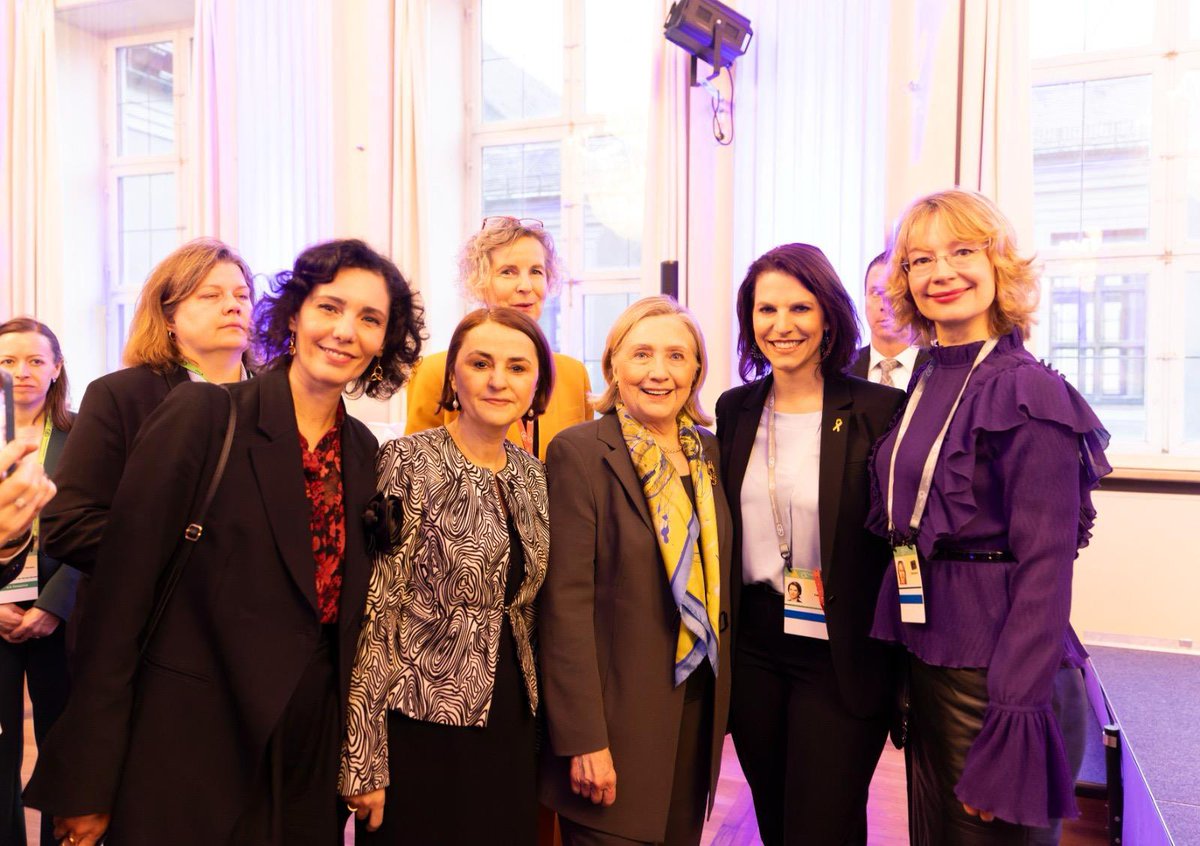 A working breakfast with former Secretary of State @HillaryClinton. A discussion on the status of women in society as an indicator of democracy. Reaffirmation of the importance of the #EU as a strong partener of the United States.