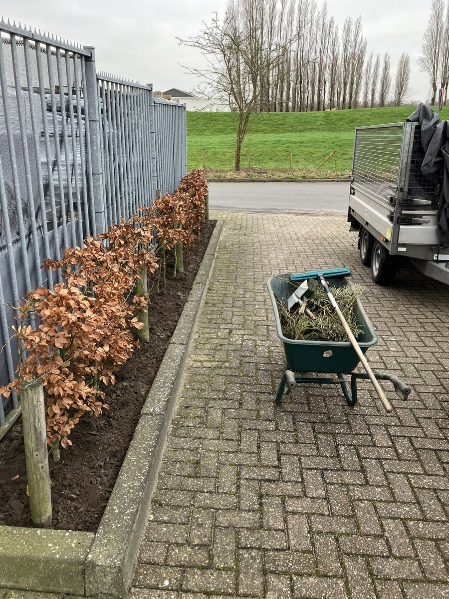 BeautifulGarde1's tweet photo. Tuinonderhoudwerkzaamheden bij bedrijf #omspitten borders#onkruiden verwijderen #afvoeren zwerfafval /onkruiden https://t.co/KSkaGwcEKC