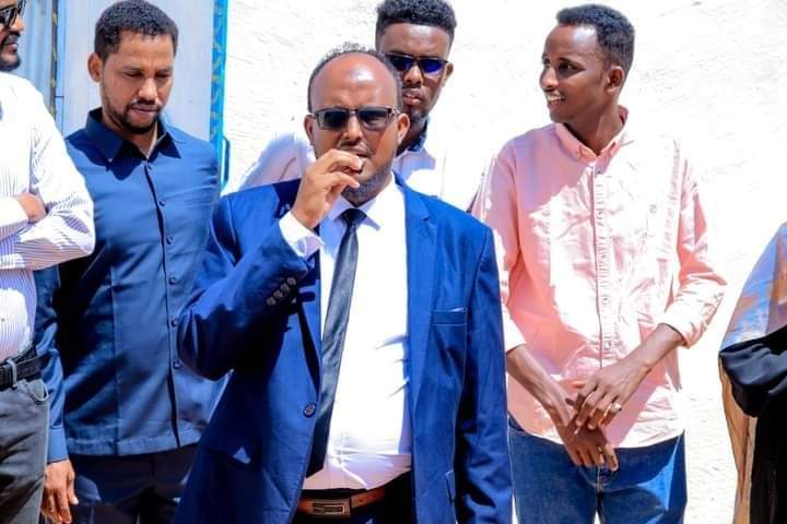 Halgamaassc99's tweet photo. Dallada guud ee dhalinyarada @SSCKhaatumo- DEYR oo kaa shanaysa bulshada ayaa dib u habayn isugu jirta dhisme qalabayn, dirays, buugaag iyo manhakii #DFS ku samaysay schoolka hoose dhexe ee wadajir oo ku yaala xaafada #Daami caasimada laasacanood. https://t.co/brAyxaJTee