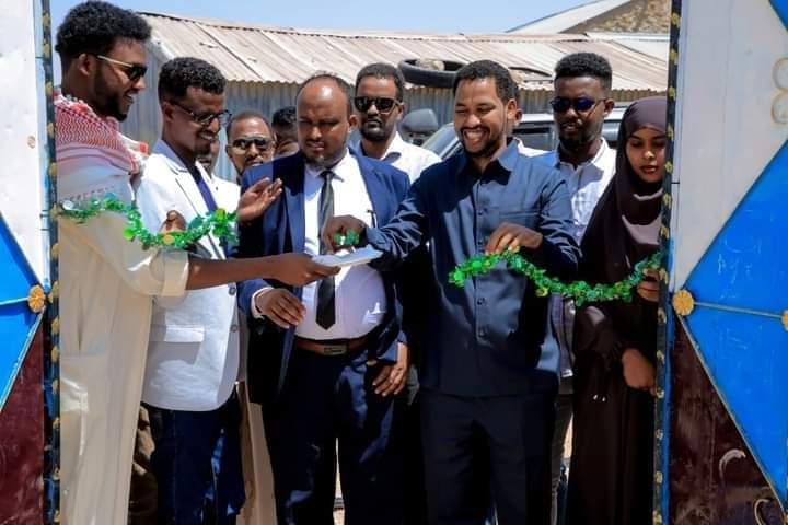 Halgamaassc99's tweet photo. Dallada guud ee dhalinyarada @SSCKhaatumo- DEYR oo kaa shanaysa bulshada ayaa dib u habayn isugu jirta dhisme qalabayn, dirays, buugaag iyo manhakii #DFS ku samaysay schoolka hoose dhexe ee wadajir oo ku yaala xaafada #Daami caasimada laasacanood. https://t.co/brAyxaJTee