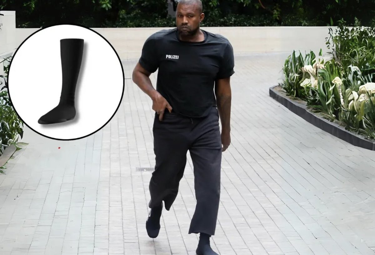 lauraellison18's tweet photo. Good Morning All.

The giveaways have kept me entertained the last few weeks whilst recovering from surgery.

I’ve decided to do one for the sneaker heads.  

The winner can choose 1 of 3 pairs.

Yeezy Pods in a size 1, 2 or 3 - sizing breakdown available on the Yeezy site 

1/2 https://t.co/LnGWDF3iF2