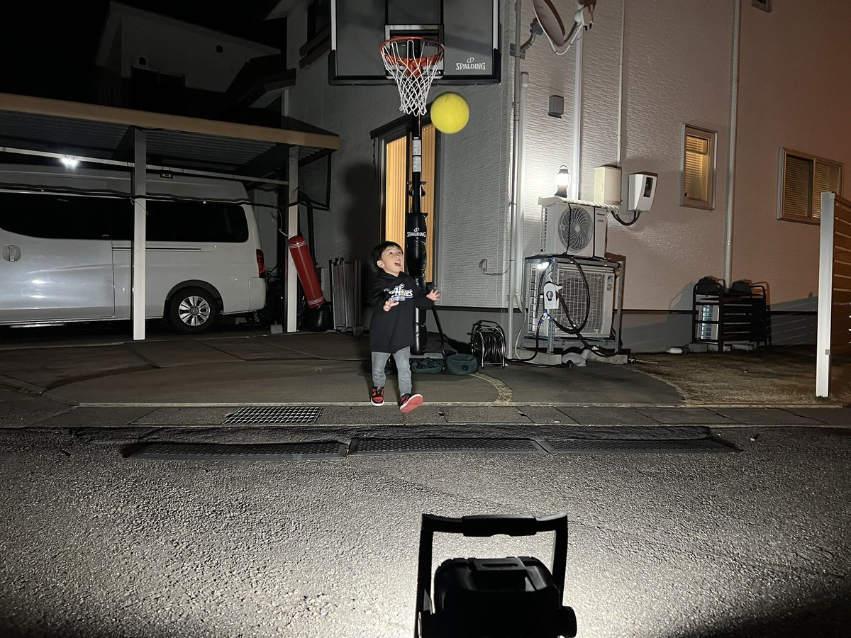 ganbarou_toyama's tweet photo. 暗闇をライトで照らしながらシュート練習する4歳児は、なかなかいないと思います🏀
(親は強要していません。兄と姉の大会を観て、ずーっと練習しておられます)
#toyamagrouses
#GLUCKY076
#imizu_spo
#ANDNINE https://t.co/nu9K5I0oIN