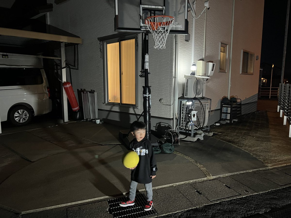 ganbarou_toyama's tweet photo. 暗闇をライトで照らしながらシュート練習する4歳児は、なかなかいないと思います🏀
(親は強要していません。兄と姉の大会を観て、ずーっと練習しておられます)
#toyamagrouses
#GLUCKY076
#imizu_spo
#ANDNINE https://t.co/nu9K5I0oIN