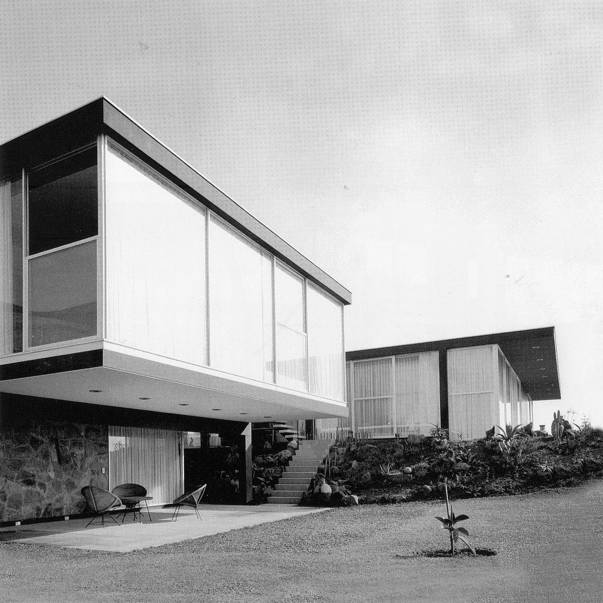TRES60Blog's tweet image. Casa Chávez, proyectada en 1959 por el arquitecto Miguel Rodrigo Mazuré en Urb. Casuarinas, Santiago de Surco, Lima.

#CasaChavez #RodrigoMazureArquitecto #arquitecturamoderna #modernidadenLima