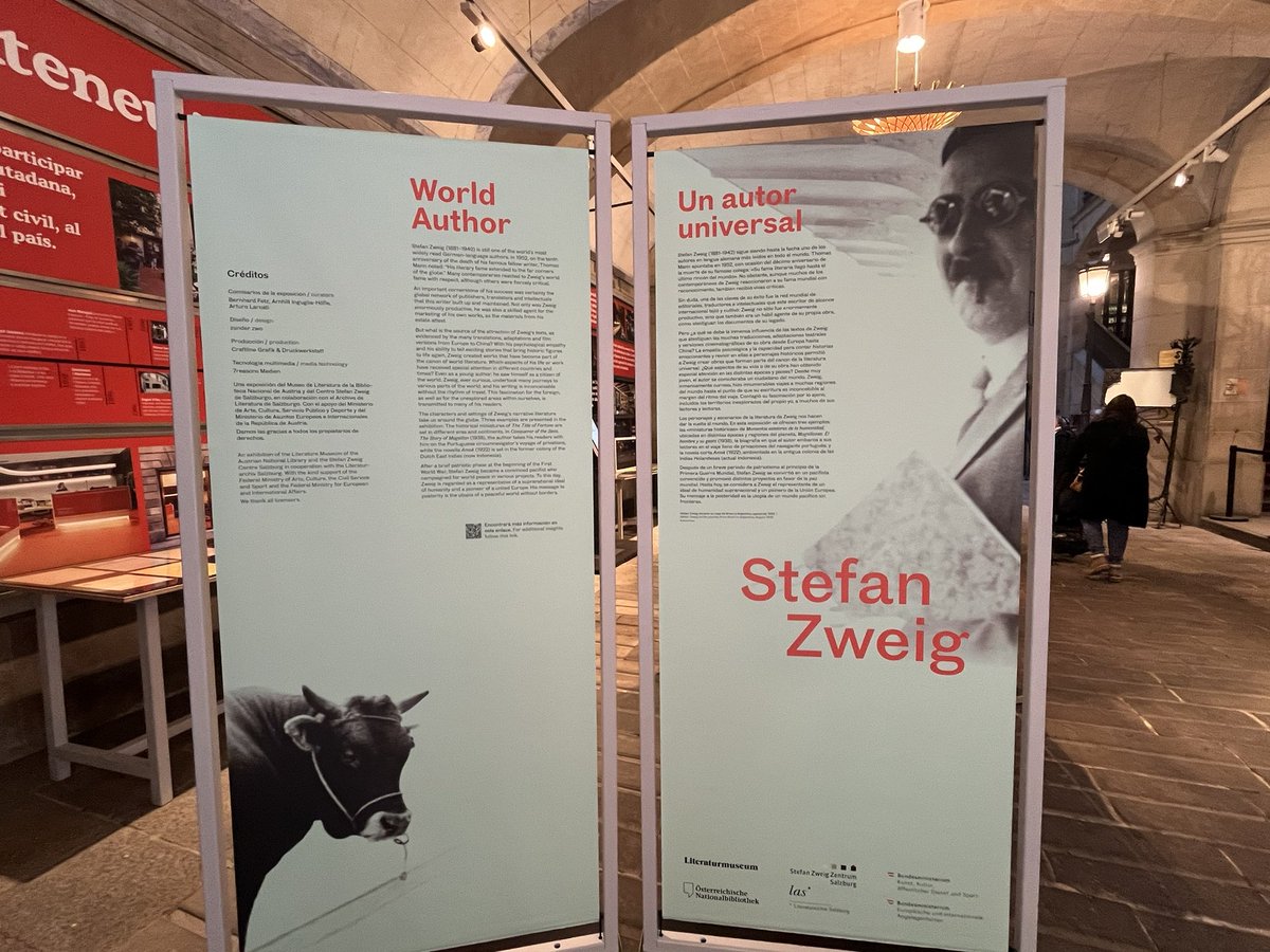 MireFerran's tweet photo. Algú em pot explicar perquè l’exposició que hi ha al hall principal de l’ @ateneubcn és bilingüe CASTELLÀ-ANGLÈS ? “Stefan Zweig, Un autor universal”. 
Aquesta és la carta de presentació que l’Ateneu Barcelonès ofereix a qualsevol persona només posant-hi un peu ? @mantincelcatala #català #llenguacatalana