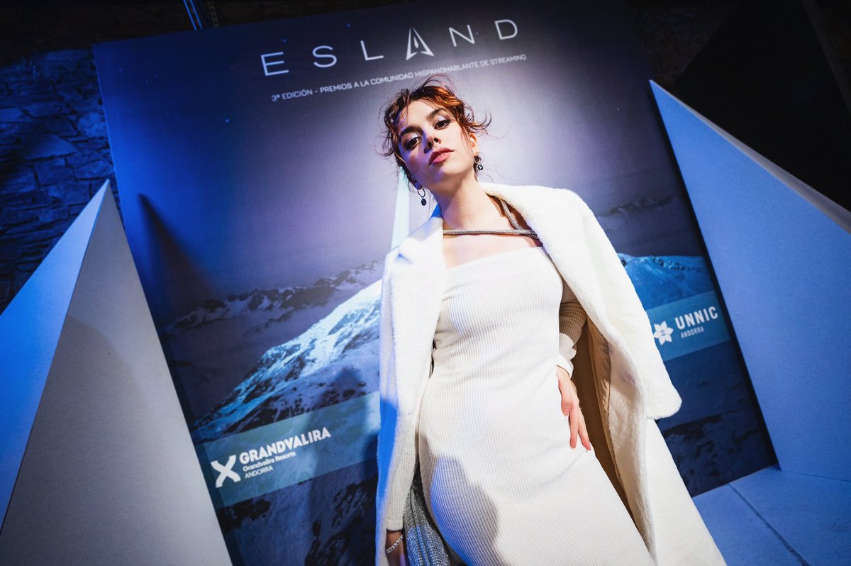 Elisawavesrp's tweet photo. last night 🪩 ¿os habéis fijado en el detalle? 👀
#Esland2024 https://t.co/5zdRiKfqfM