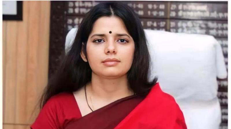 She is Vandana Singh, DM of Nainital.

An ecosystem is targeting her & trending hashtags to arrest her because she called out the conspiracy of rioters in Haldwani.

She said that Haldwani violence was pre-planned, rioters had collected stones on rooftops, used petrol bombs, set