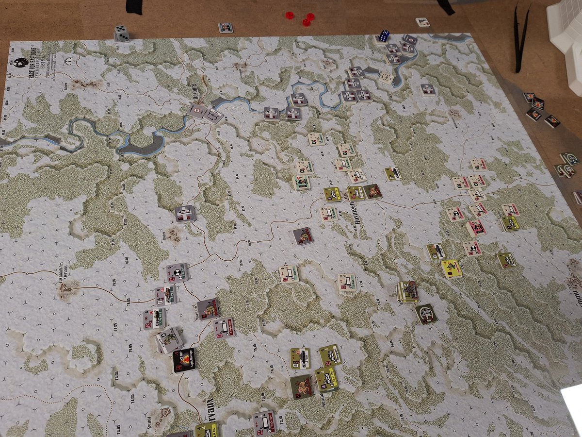 LaTorredeDaus's tweet photo. ➡️ Race For Bastogne
La artillería de la Volksgrenadier Div. cae sin misericordia sobre las posiciones fortificadas del 8o Cuerpo cerca Hosingen para abrirse paso hacia Bastogne.
#jocsdetaula #wargames #historico #WWII #RaceForBastogne #MMP #MultiManPublishing #LaTorreDeDaus https://t.co/HVTea4JVxz