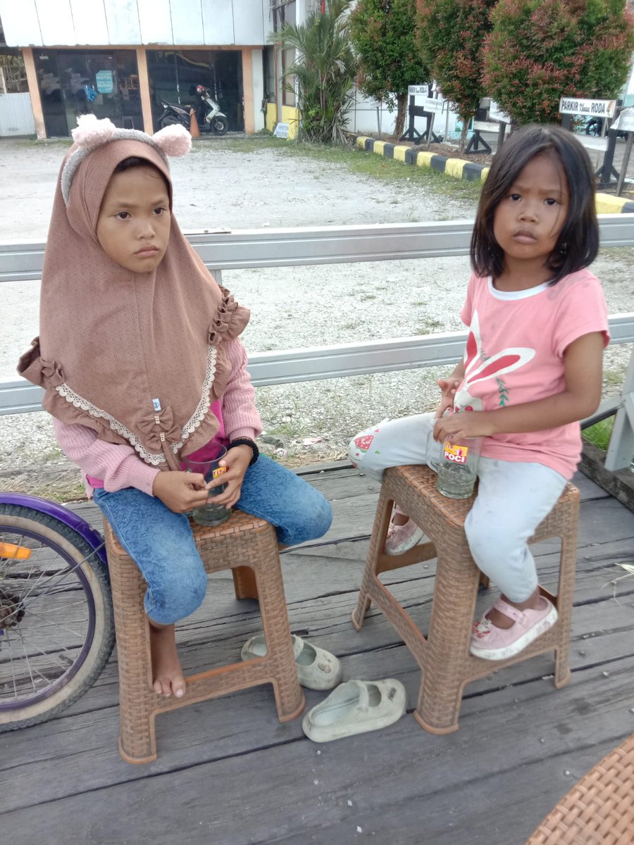 ada anak tersesat di jalan ayani pal 3 setengah seberang angkatan laut ....ply over no yg bisa di hubungi +62 896-1735-5901