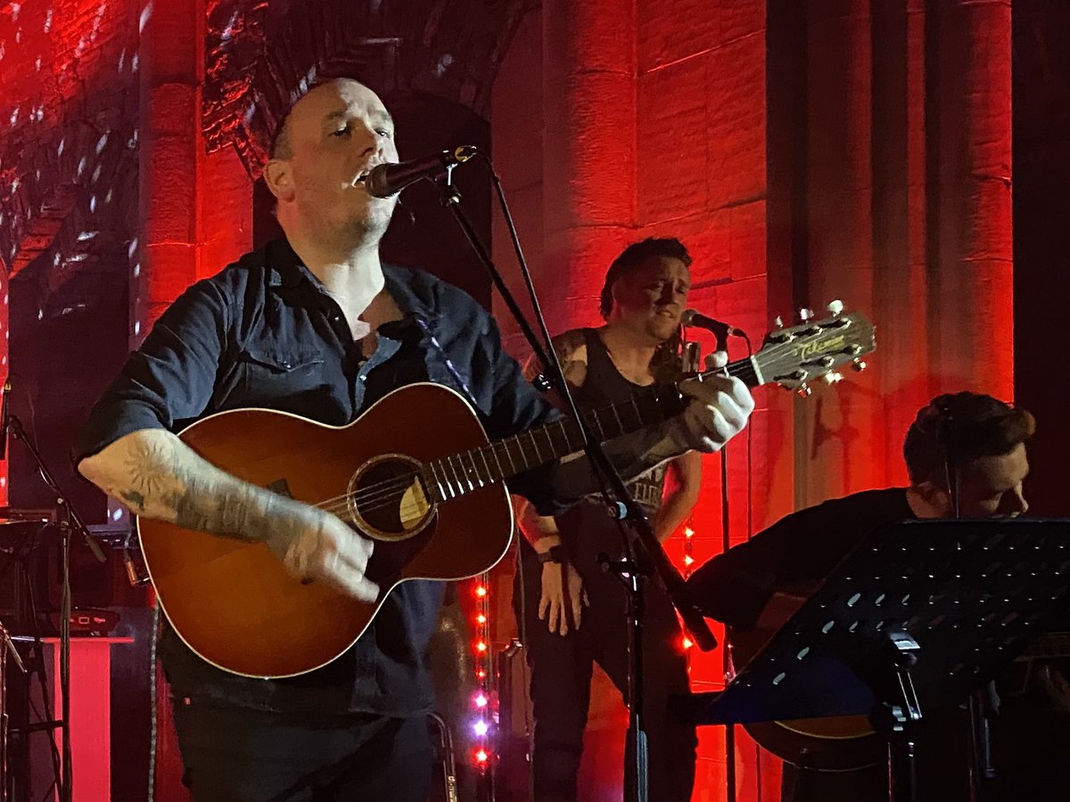 JGL39559946's tweet image. Great evening with #PigsOnTheWing, the superb 🇮🇲 @pinkfloyd tribute band. All the favourites from #Meddle, #DSOTM, #WYWH &amp;amp; #TheWall, plus a few others too. Terrific sound &amp;amp; light show in a great location. Well done to all 👏👏👏👏 🐷🪽