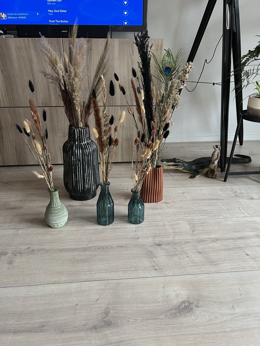 Lekker huishoudelijk freubelen, even wat vaasjes gevuld met droogbloemen