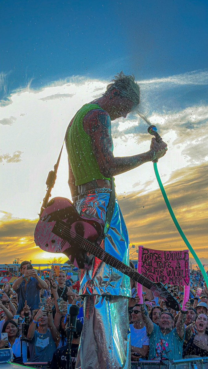 arthuurl__'s tweet photo. Hilo de mis fotos favoritas hechas en conciertos

Empezando con @machinegunkelly 06/07/2023 
(la 4 foto la subió a su insta 🥺) https://t.co/c60vLFhzrd