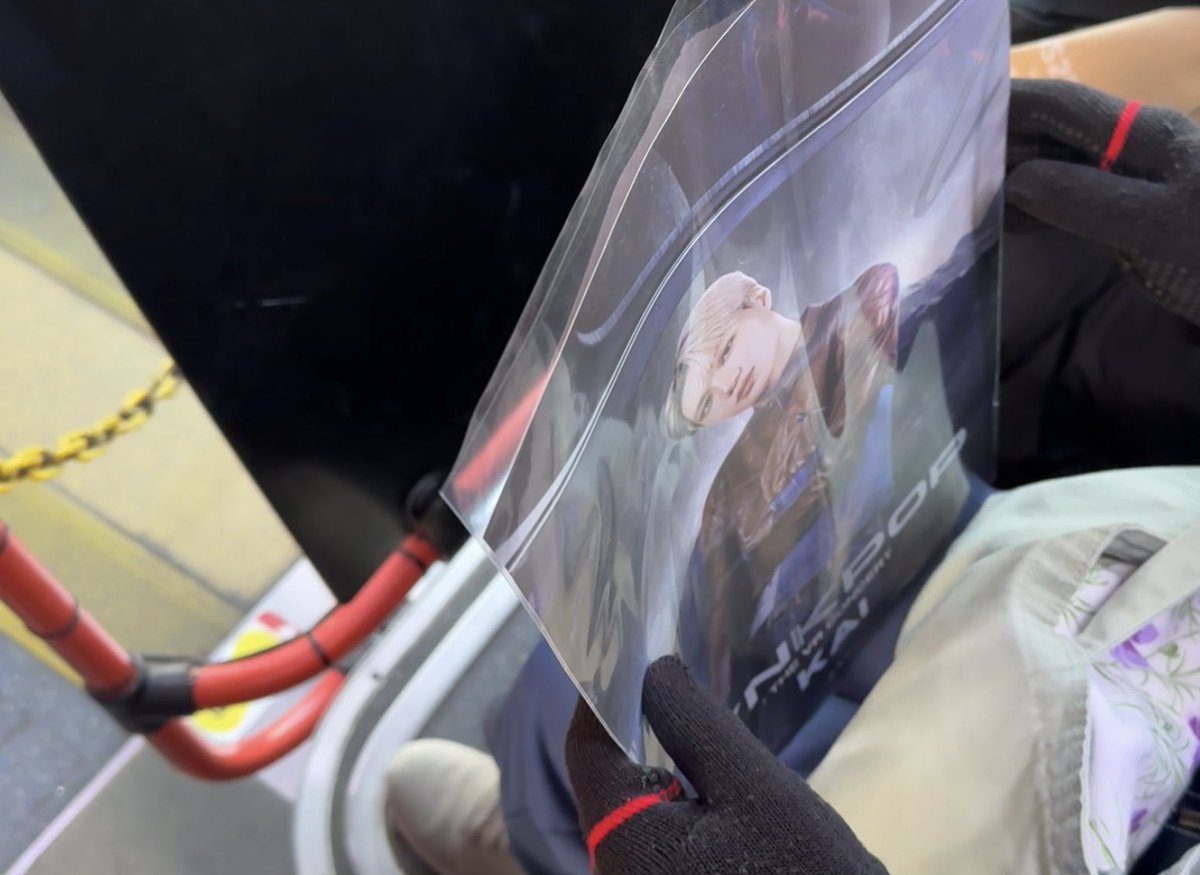 아까 버스 탔는데 아주머니께서 내가 들고 있는 종인이 포스터 보고 ‘소중한 거 같은데 내가 들어줄게요 구겨지면 속상하잖아요~’ 하셔서 감사하다고 했는데 포스터 조심스레 만지면서 종인이를 한참 보시더니 ‘여전히 사랑받고 있나 봐요’ 라고 말씀해 주셨어....🥹