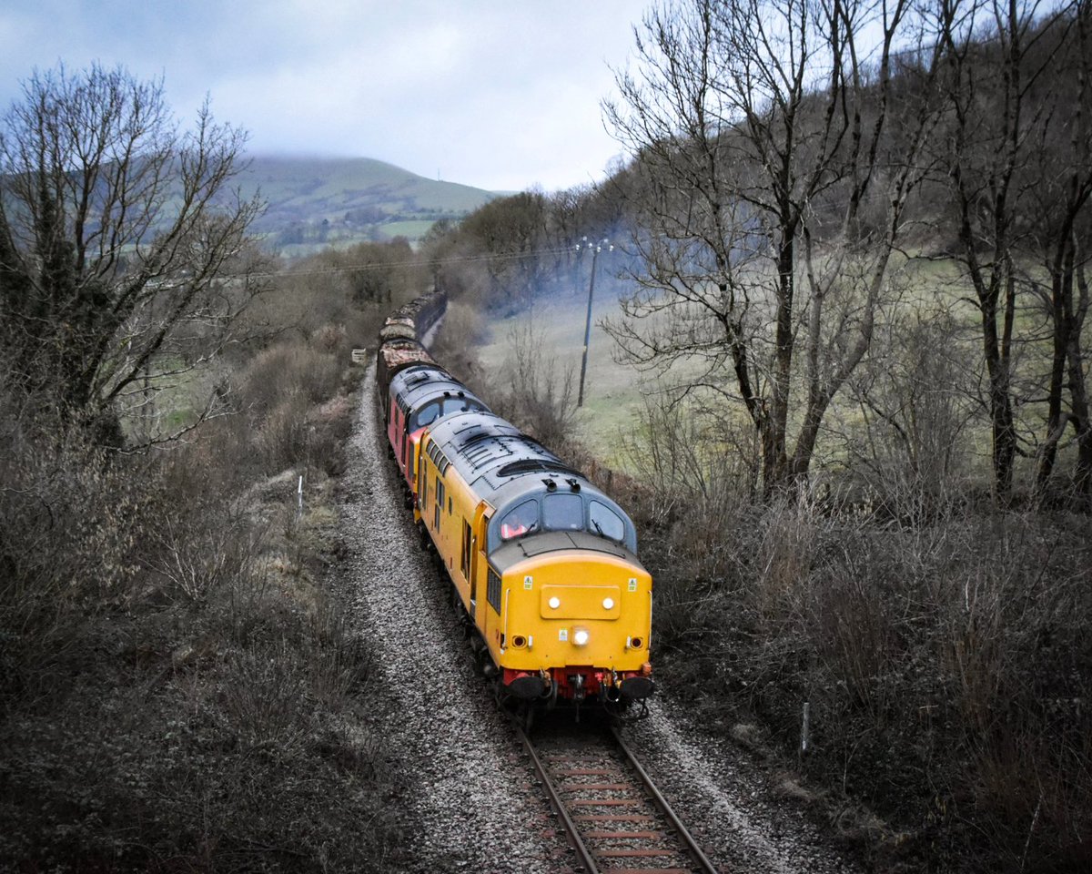 97304 and 37405 haul yesterdays evenings logs from Aber to Chirk passing through Dolfach on the climb up to Talerddig! @CambrianLine @ColasRailUK @networkrail