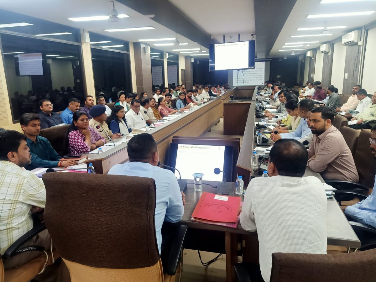 આજ રોજ જિલ્લા ચૂંટણી અધિકારી શ્રી અને કલેકટરશ્રી ખેડાએ  આગામી લોકસભા-2024 ની વિવિધ ચૂંટણી લક્ષી કામગીરી  માટે નિયુક્ત કરેલ નોડલ અધિકારીઓ સાથે મિટિંગ કરી મુક્ત, ન્યાયી અને પારદર્શક ચૂંટણી માટે કામગીરી સંબંધે ચર્ચા કરી યોગ્ય માર્ગદર્શન આપ્યું.<a href="/CEOGujarat/">Chief Electoral Officer, Gujarat</a> <a href="/collectorkheda/">Collector Kheda</a> <a href="/CMOGuj/">CMO Gujarat</a>