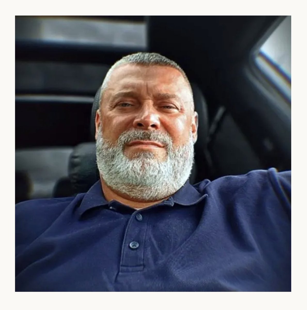 Staub_T's tweet image. Das ist der Direktor des Gefängnis, in dem Navalny ermordet wurde. Er präsentiert sich als Geschäftsmann und Patriot, mit Auto und Datscha, wohlgebräunt. 

(Siehe den Link, zusammengestellt von Navalny-Leuten und kurz überprüft, denn man findet den Typen auch in den russischen…