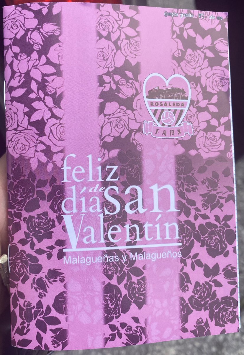 RosaledaFans's tweet photo. ¡Muy buenos días familia!

Lo prometido es deuda. Os presentamos la portada de la segunda revista de Rosaleda Fans.

Aprovechando la temática de la semana el artista, @KikeOlveira, nos ha dejado esta portada, que quizás a más de uno le recuerde a alguna camiseta del año pasado. https://t.co/2oQAd8oUoy