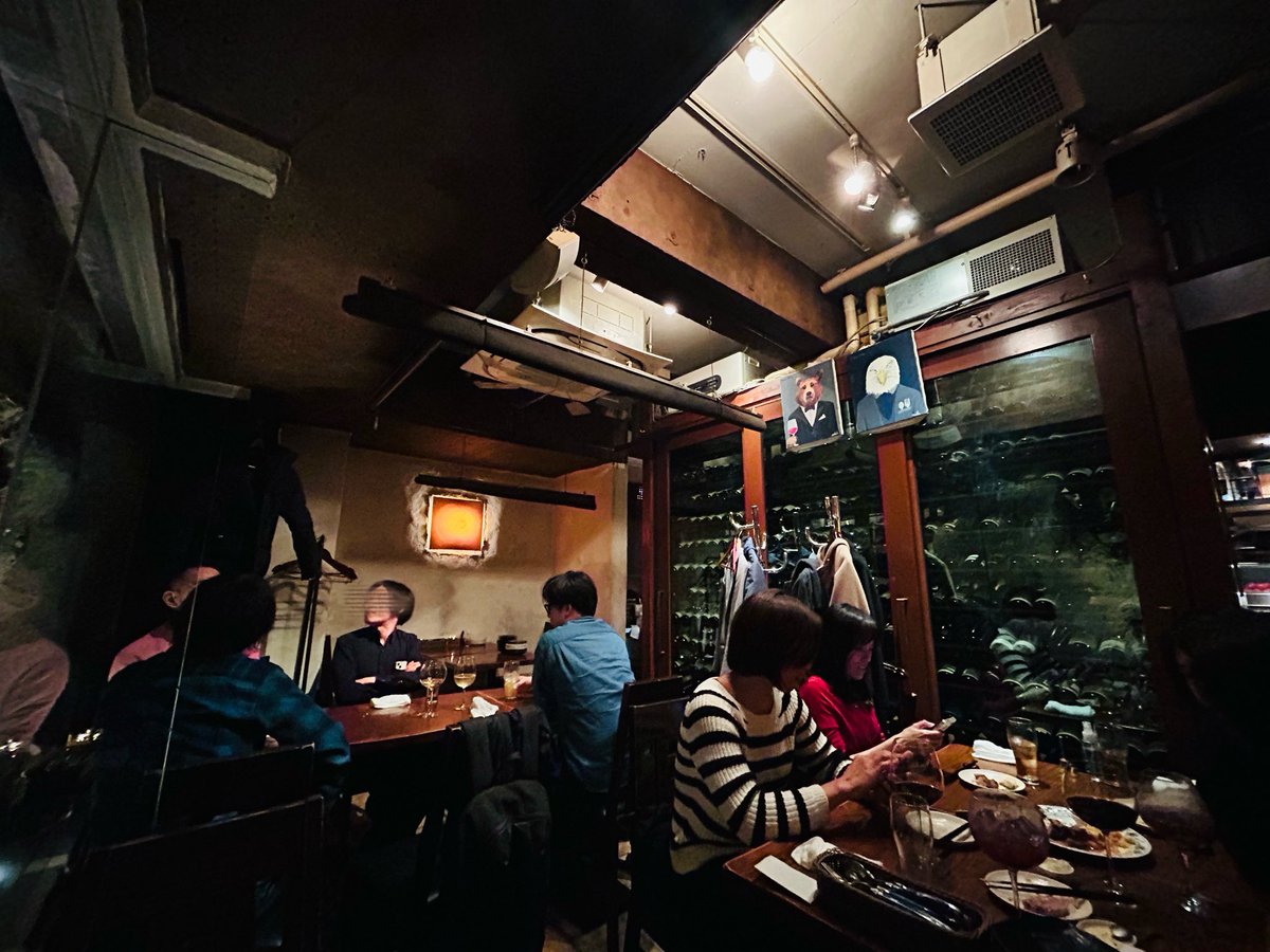 rentokyolifelog's tweet photo. 恵比寿駅徒歩7分
「Grill &amp; Wine DumViva」
裏恵比寿の路地裏に佇む洞窟の様なワインビストロ。隠れ家感のあるお洒落な店装はデートや女子会にオススメ。豊富な種類のワインとウフマヨやハムなどのフードが合って美味しかった。使いやすい価格設定も嬉しい。 https://t.co/QxpFJREetj