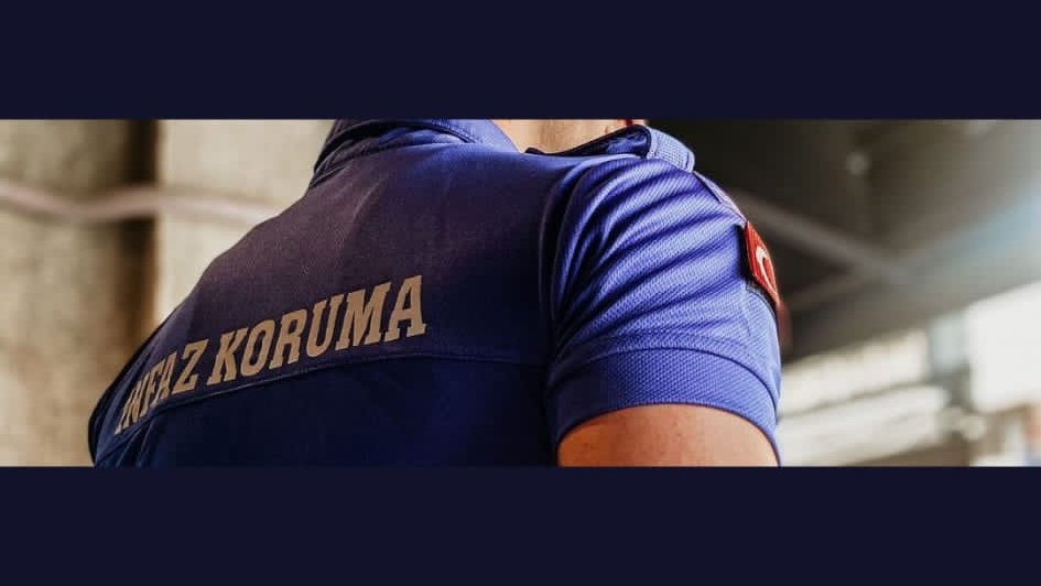 Görev yaptığı esnada telefonsuz, televizyonsuz, radyosuz bir şekilde kısaca iletişim ve haberleşme araçlarından yoksun çalışan, kapalı kapılar ardında güneş görmeden çalışan ve bu zorlu çalışmaya karşılık hiçbir şekilde ek tazminat almayan
Fedakar İnfaz ve Koruma Memurlarıdır.