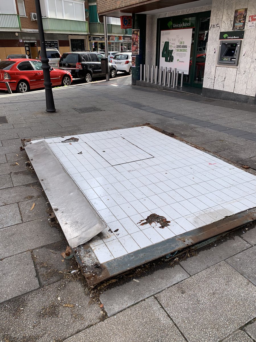 LaSucedanea's tweet photo. @Lineamadrid esto era un kiosko y ahora queda esta base sobresaliente que es bastante peligrosa. C/Oca 69, a la salida del metro vistalegre https://t.co/lTRGRPuowu