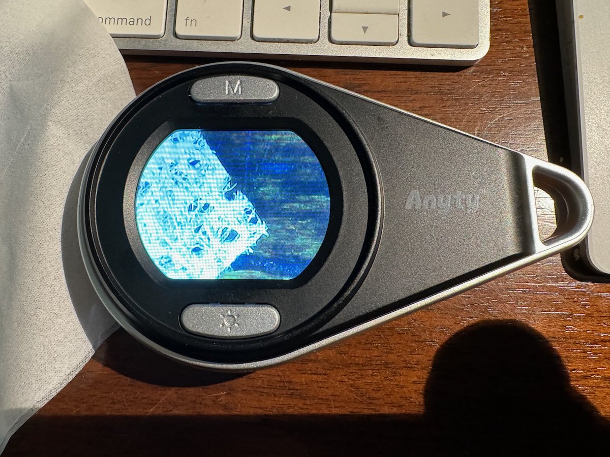 digitalbear's tweet photo. 久しぶりのニッチ・ガジェット購入。最大倍率 14x で LED/赤外線照明付き LCD 顕微鏡、Anyty のマジックルーペがアスキーストアから到着。ボタン操作で 5/9/14倍と倍率が選べる。USB-C充電で 70分稼働。 https://t.co/jXE6w59z9T https://t.co/PAw9obwLFz