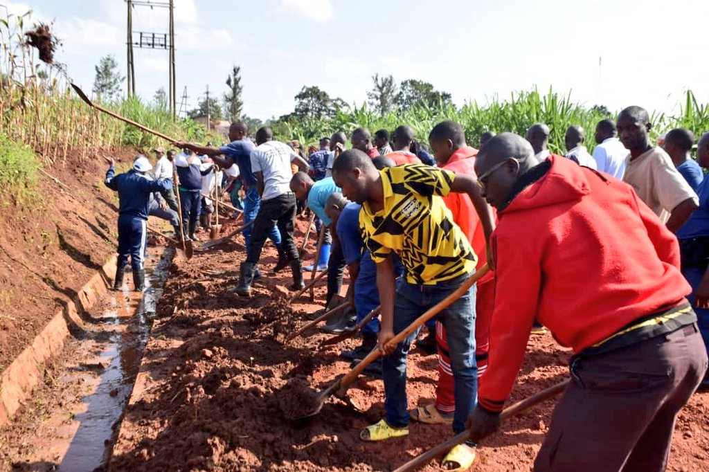 Burundi_senat's tweet photo. #Burundi: Le 2ème Vice-Président du @burundi_senat, Honorable Fabrice Nkurunziza, s'est joint à la population de la commune #Busiga en @NgoziProvince dans les travaux de bouchage des nids de poules sur la route reliant la zone #Rukeco et la commune #Gahombo https://t.co/q18sTrtHPp