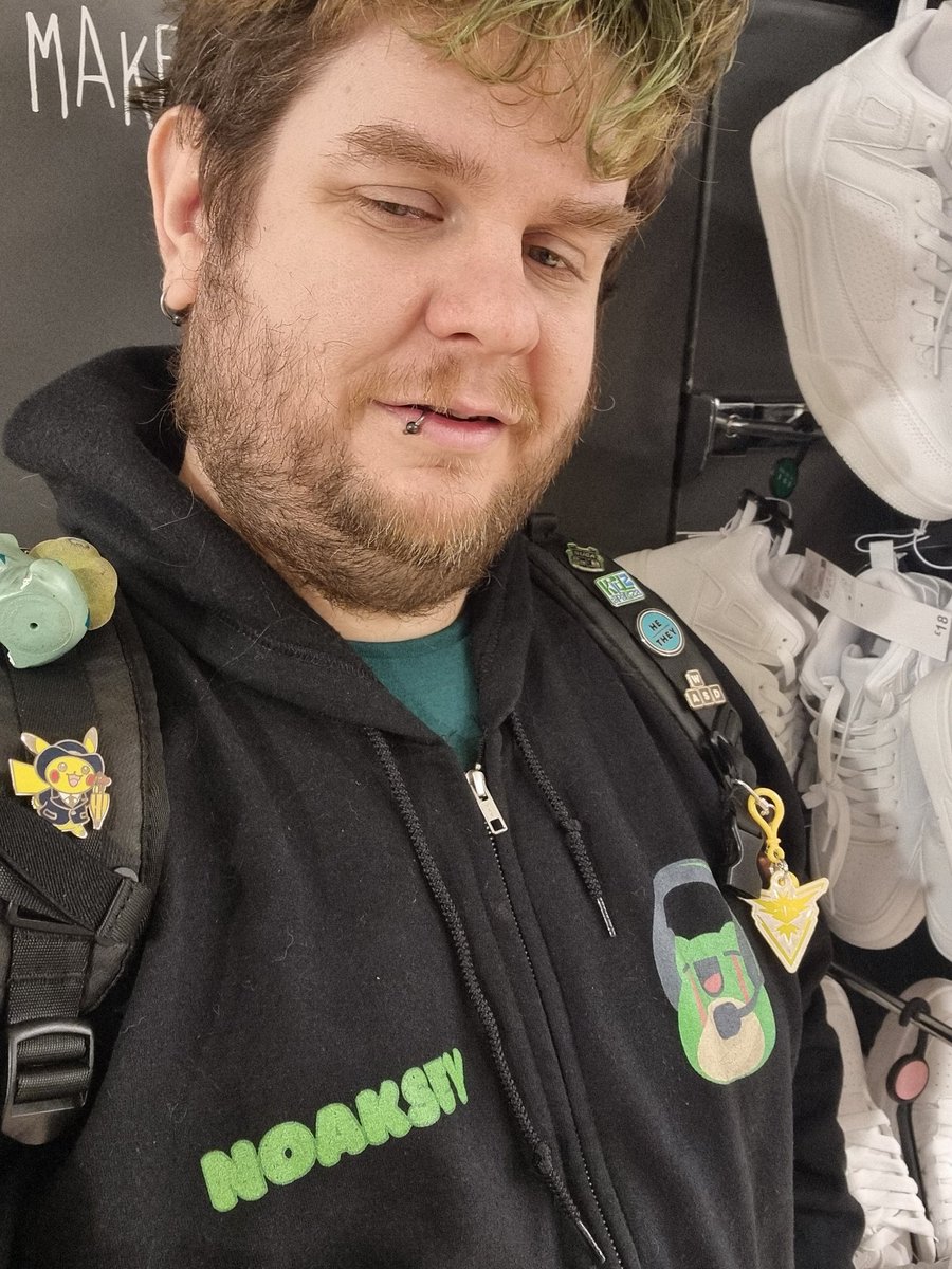 NoakseyV1's tweet photo. I really love my merch ! Thanks to the #Forthwall
#streamer #merch #FrogArmy https://t.co/GUvjRP6gLG