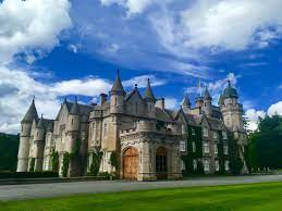 BrutusMaximusX's tweet photo. Buckingham Palace, is nice &amp; all that, but it isn't
Balmoral Castle
Windsor Castle
or the 
Sandringham Estate
without even mentioning Holyroodhouse in Edinburgh. https://t.co/LmDgs4YIzv