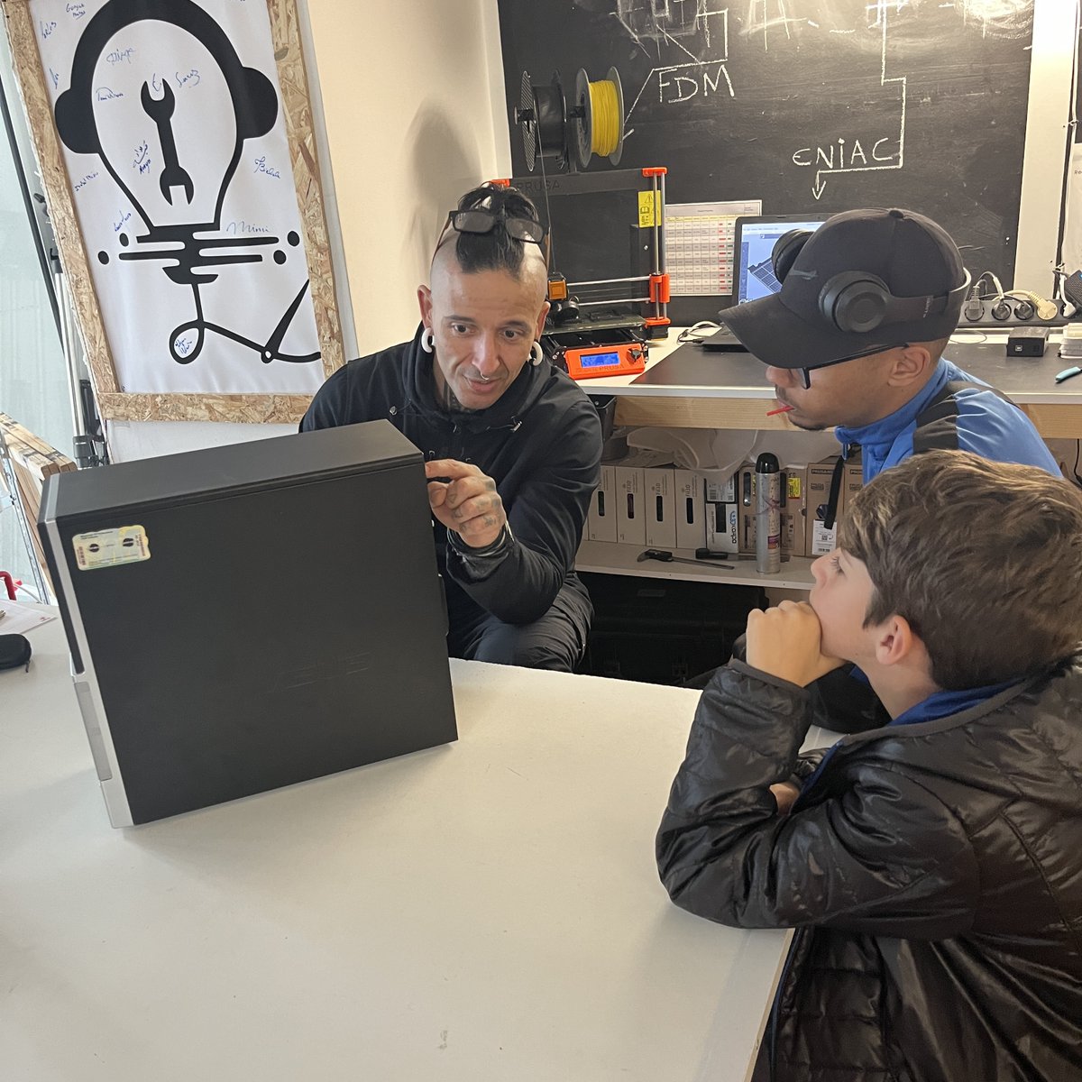 ratoadcc's tweet image. 📸
🇵🇹 A #RatoADCC tem desenvolvido oficinas de #Eletrónica para jovens no #Miratejo no âmbito do  projeto Estás n@ Mira-E9G  promovido pela SEJD, através do @IPDJ_IP e apoiada pelo @CMSeixal e @jfcorroios
#SempreAAprender
. . .
🇬🇧 #Workshops about #Electronics for #Youth