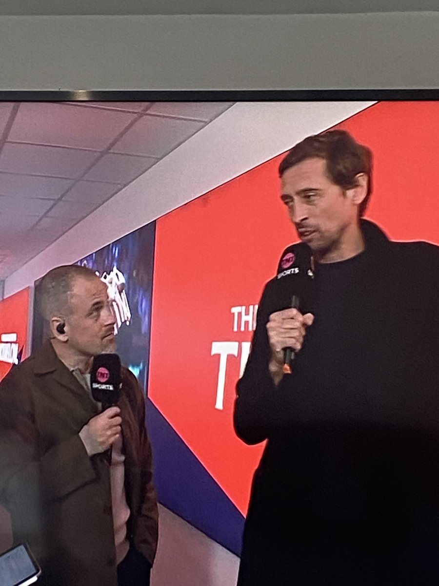 Joe Cole getting neck strain looking <a href="/petercrouch/">Peter Crouch</a>  😂