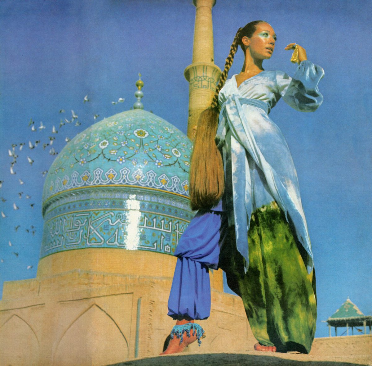سال ۱۳۴۷، اصفهان، منار علی
عکس از مجله مد و لباس وُگ