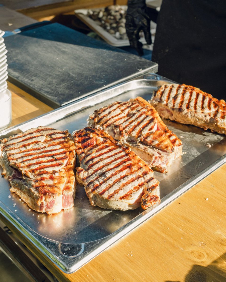 CateringStLlei's tweet photo. ¿Un bufet de carnes y marisco en directo para vuestro próximo evento? 🥩¡Nosotros decimos, sí! 

Si quieres saber más sobre nuestras opciones gastronómicas para eventos, escríbenos y te informaremos. ☺️

#CateringSantLleí #GastronomíaExclusiva #Gastronomia #Catering #Events https://t.co/oRYEq5xsx4