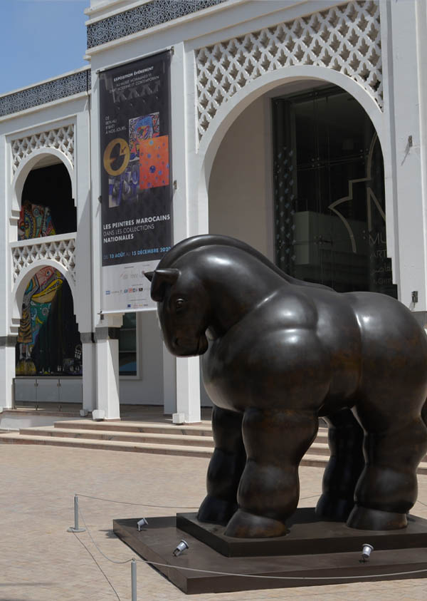 Moulay_tt_court's tweet image. " Le Cheval " cette sculpture qui est installée devant l’entrée principale du Musée Mohammed VI d’art moderne et contemporain. 
C'est l'œuvre de #Botero réputé pour ses sculptures aux formes rondes et volumineuses, elles font partie du paysage urbain des grandes villes du monde.