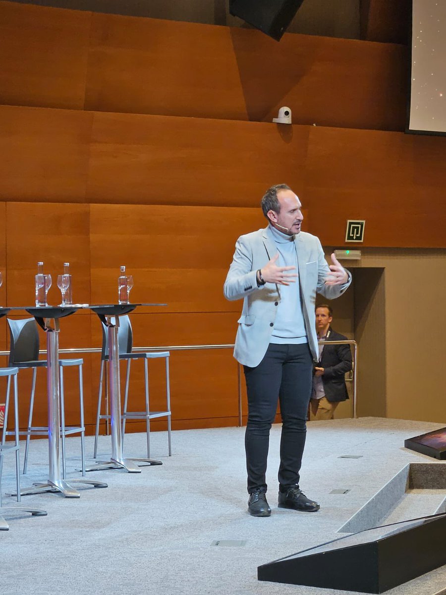 Comencem la segona part de la Jornada, centrada en el nostre projecte educatiu Aude! 25. Molt divertit el monòleg de l’Enric Barri 😂 Gràcies! #AproximacioalaIA #ReptesEducatius2024 <a href="/iesebschool/">IESE Business School</a>