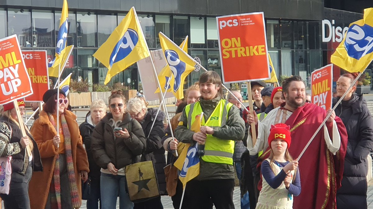 Huge picket at @MuseumLiverpool this morning as @pcs_union museum workers start their long strike for better pay. Join their pickets this week at the Museum of Liverpool every morning. Solidarity ✊️ #FairPay @PCSLiverpoolMus @PCSCultureGroup
