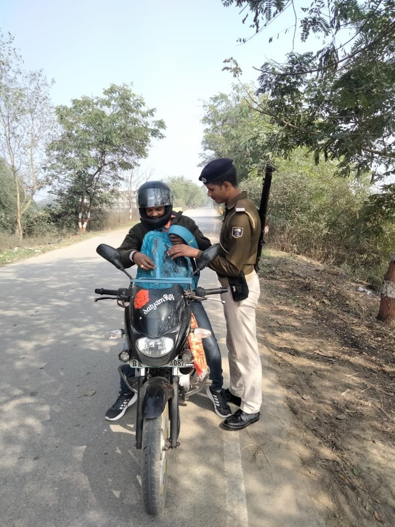 PatnaPolice24x7's tweet photo. अपराध एवं अपराधियों पर अंकुश लगाए रखने हेतु #पटना_पुलिस द्वारा निरंतर सघन वाहन जांच की जा रही है..

वाहन जांच में पुलिस का सहयोग करें, अपराध की रोकथाम में सहभागी बनें।

@dm_patna
@bihar_police
#VehicalChecking 
#CrimePrevention 
#CrimeControl https://t.co/vMhleurUJ6