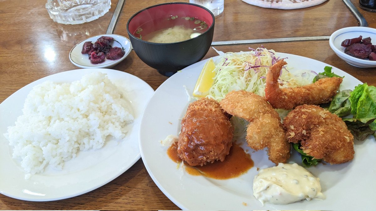 ffqrWjjA8B2ztsP's tweet photo. 今日は隠れた洋食屋コスギさんへ💨住宅街にポツんとあるお店。
冬限定カキフライ定食を注文😁
えぇ‼️11個あってみそ汁に🍚食べ放題。食後に珈琲がついて1100円は安過ぎ😳
新鮮なカキフライはGood😊おやつに海鮮フライセットを。色んな洋食を楽しめるお店なので行ってみてわ🤗
#コスギ　#相互フォロー https://t.co/QTVOTjXnUK