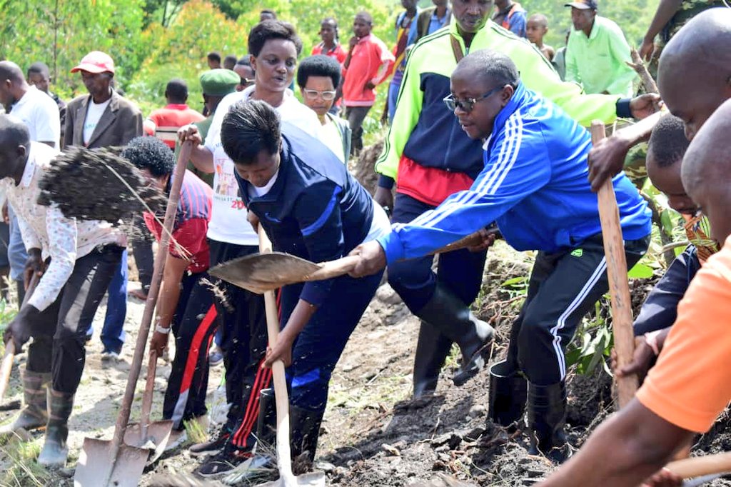 OmbudsmanBI's tweet photo. L'Ombudsman Aimée Laurentine Kanyana,s'est joint,ce samedi 17 février 2024, à la population de la colline #Buyongwe en zone #Gitanga de la commune #Kigamba en @CankuzoProvince dans les travaux de réhabilitation de la route reliant les communes Kigamba et Mishiha. https://t.co/o4BpqwHN5g