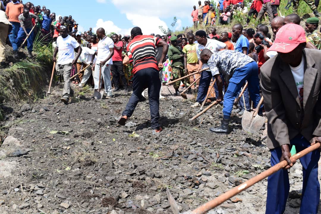 OmbudsmanBI's tweet photo. L'Ombudsman Aimée Laurentine Kanyana,s'est joint,ce samedi 17 février 2024, à la population de la colline #Buyongwe en zone #Gitanga de la commune #Kigamba en @CankuzoProvince dans les travaux de réhabilitation de la route reliant les communes Kigamba et Mishiha. https://t.co/o4BpqwHN5g