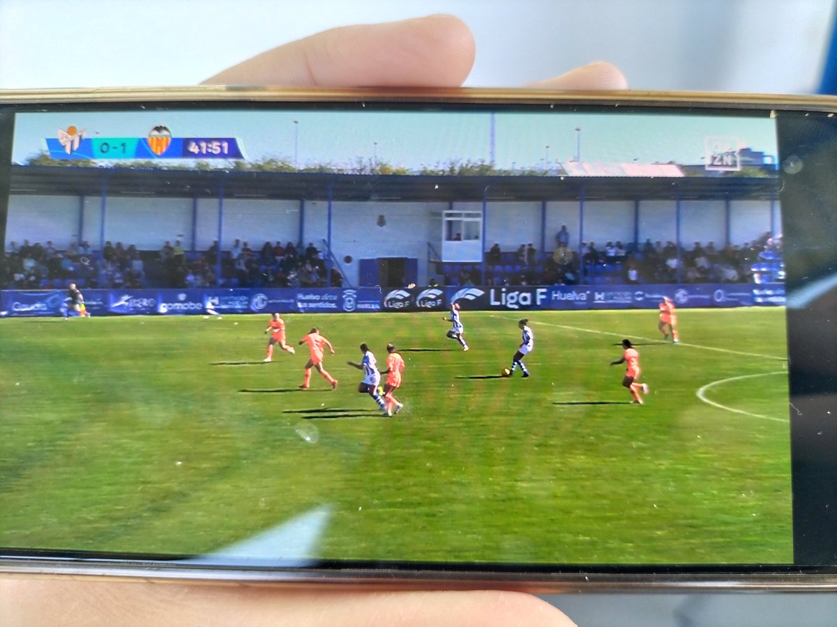 Otro día más .. hasta cuando se va a consentir esto?? Supuesto fuera de juego y lo rompe no 1, sino 2 jugadoras <a href="/LigaF_oficial/">Liga F</a> <a href="/sportinghuelva/">Fundación Cajasol Sporting de Huelva</a>